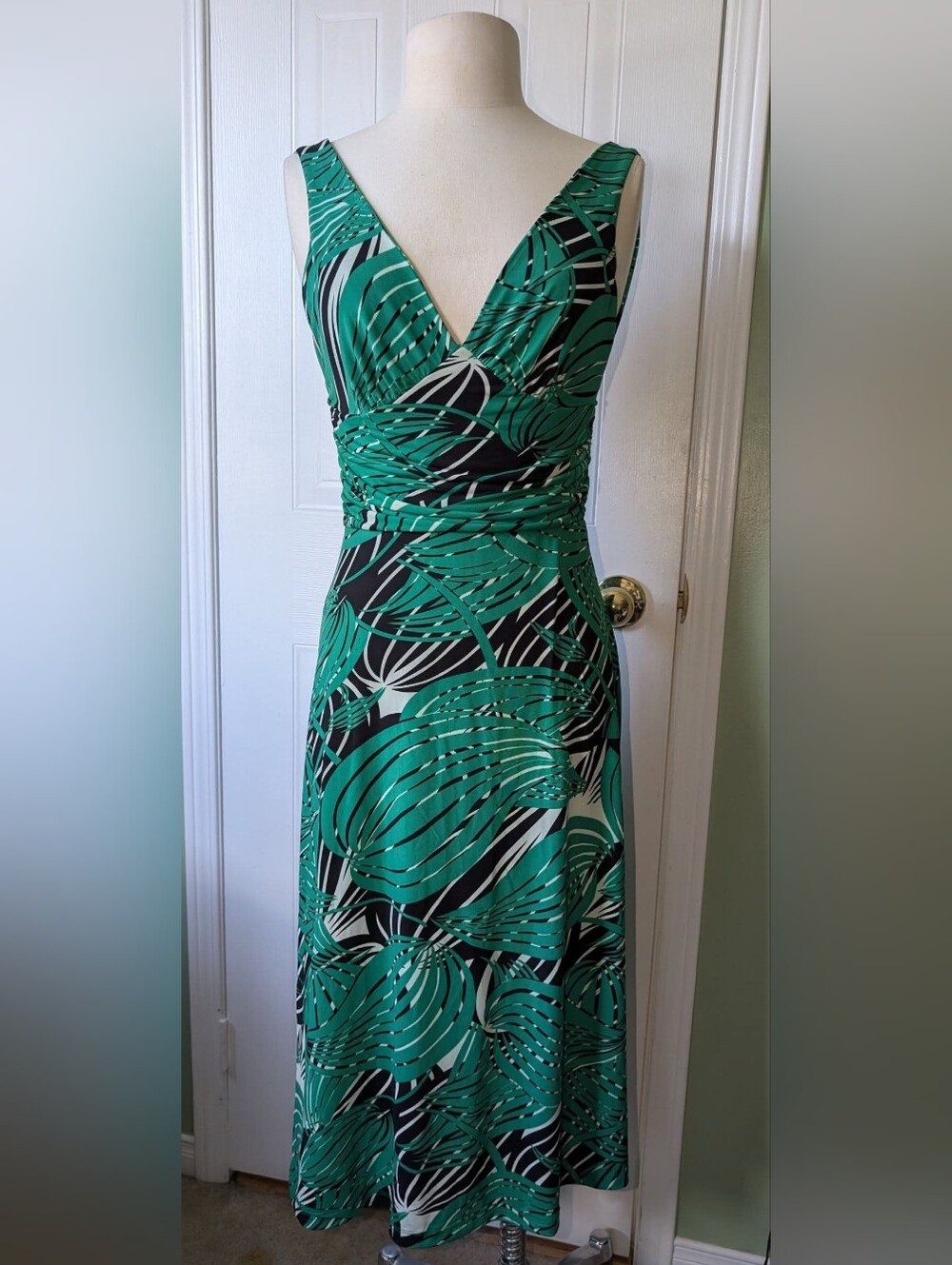 Suzy Shier Green and Black Printed V-Neck Sleeveless Dress
